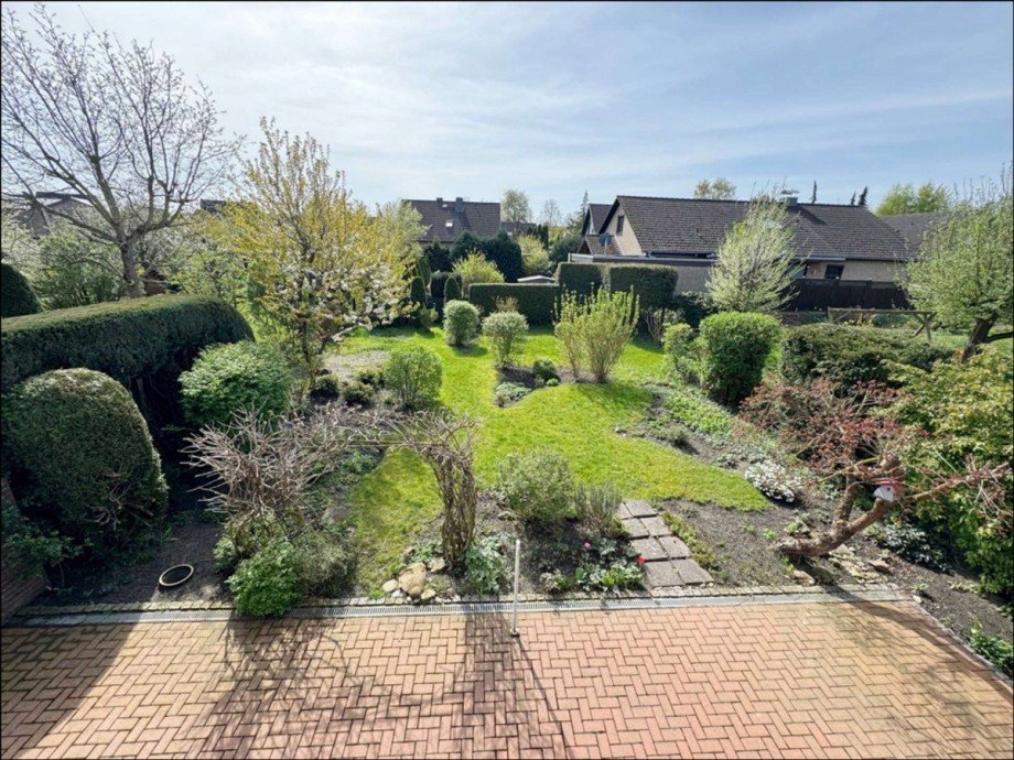 Blick aus dem Fenster in den Garten Einfamilienhaus Wolfsburg