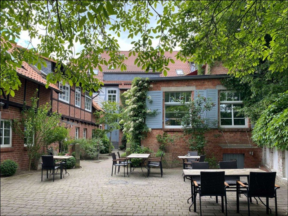 Innenhof mit Gartenrestaurant Wohn- / Geschftshaus Wolfsburg